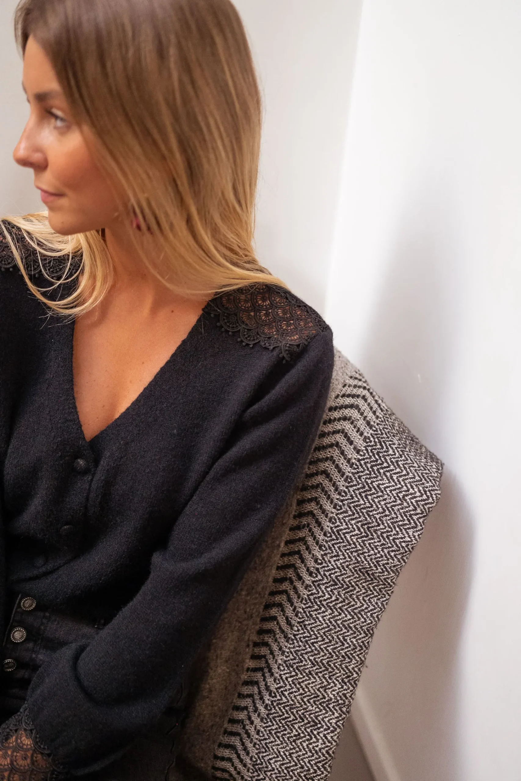 Pulls & Gilets-EASY-CLOTHES Gilet Baltha - noir à dentelleEasy Clothes Noir à dentelle