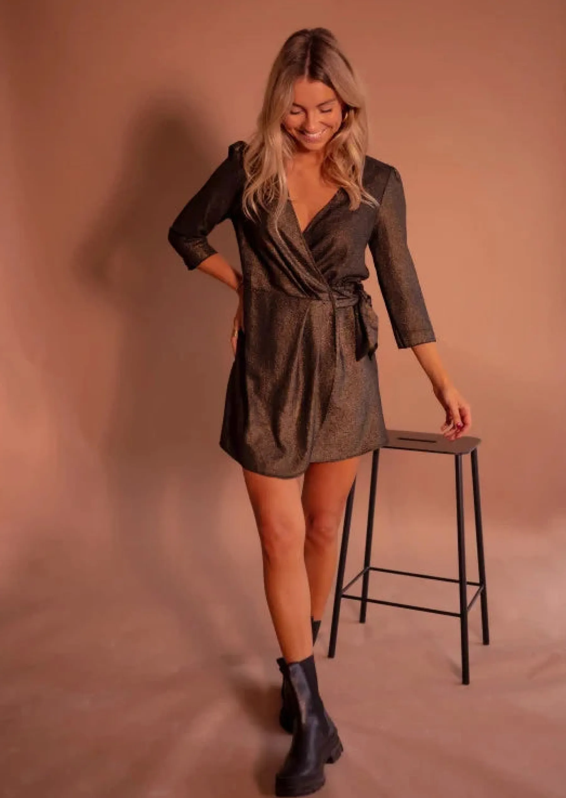 Robes-EASY-CLOTHES Robe Isee - Noire & Dorée - Décolleté Cache CoeurEasy Clothes Noire et dorée