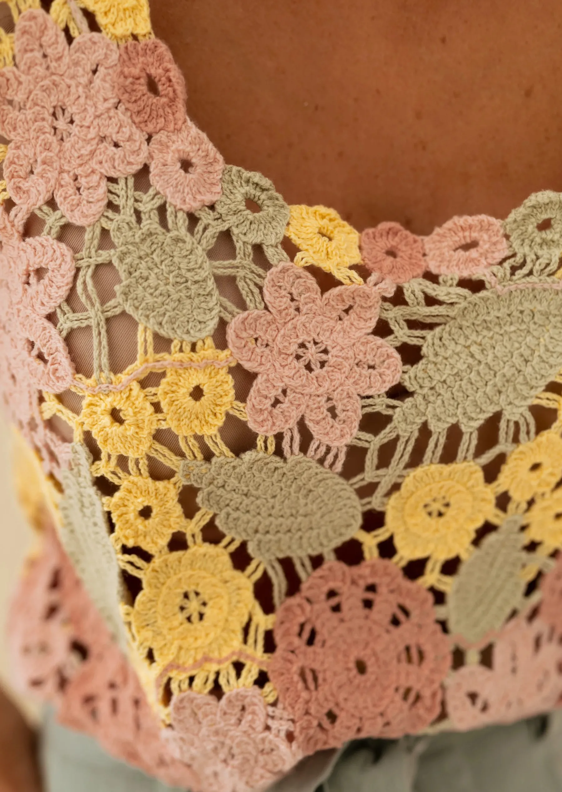 Tops & T-shirts-EASY-CLOTHES Top En Crochet Floryne - Rose, Jaune & Kaki - Vêtements Femme ÉtéEasy Clothes En crochet